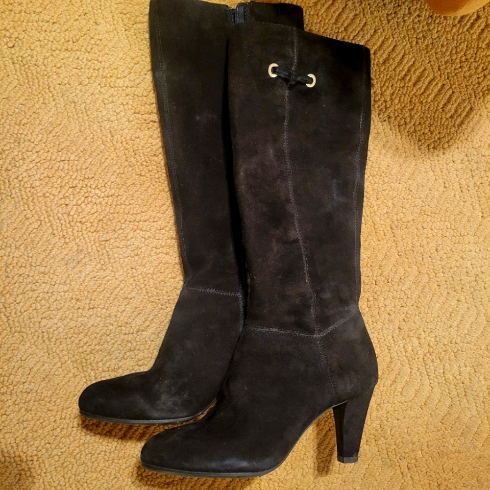 Size 8 Bandolino Boots. Rarely worn. Suede like material.